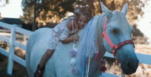 Kleines Mädchen auf einem Pferd